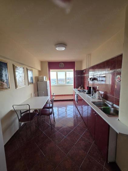 Apartament cu 3 camere decomandat, mobilat în Exterior Vest