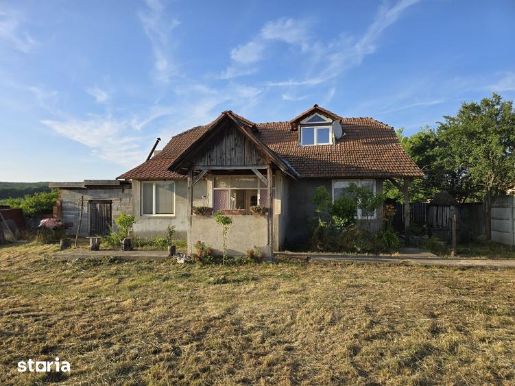 Casă cu 4 camere cu Teren 2500 Mp în Hidiș