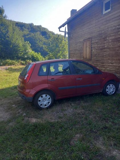 Casă cu 8 camere cu Teren 1500 Mp în Central