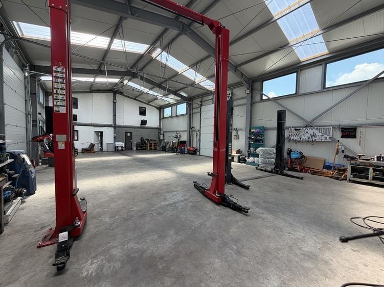 Spațiu comercial, de 320 mp, în Goranu