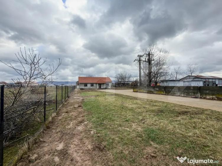 Casă cu 4 camere cu Teren 2000 Mp în Central