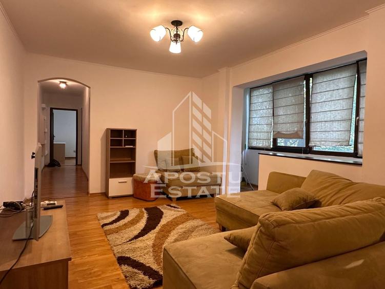 Apartament cu 3 camere semidecomandat, mobilat în Dacia