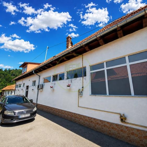 Casă individuală cu 6 camere cu Canalizare în Zărnești
