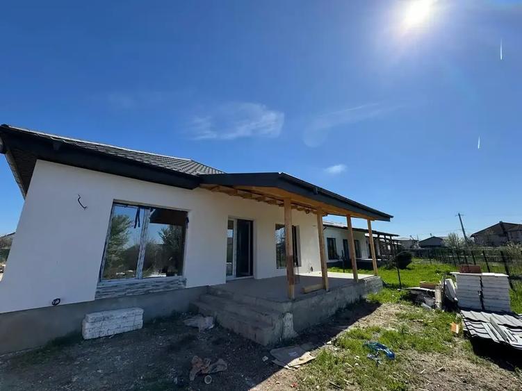 Casă cu 4 camere cu Teren 400 Mp în Crevedia