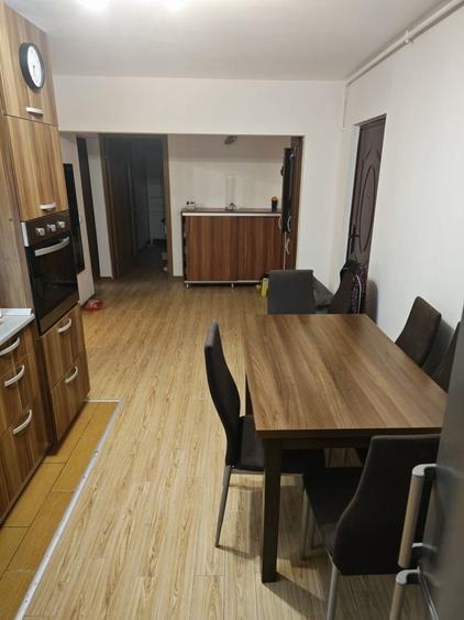 Apartament cu 3 camere decomandat în Florești