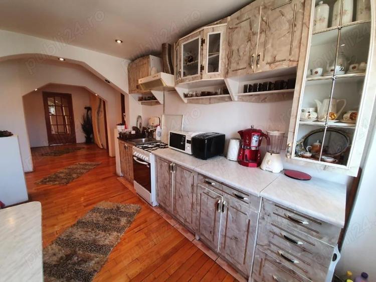 Apartament cu 3 camere decomandat în Oravița
