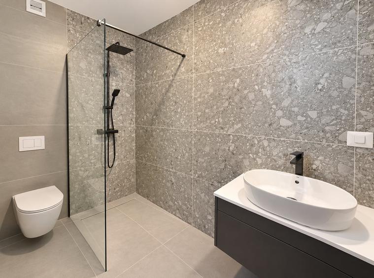 Apartament cu 3 camere decomandat în Aradului