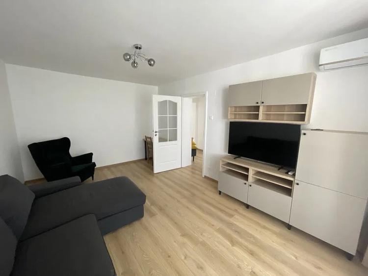 Apartament cu 4 camere decomandat, mobilat în Arcul de Triumf