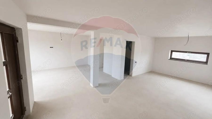 Casă cu 4 camere cu Teren 300 Mp în Hidiș