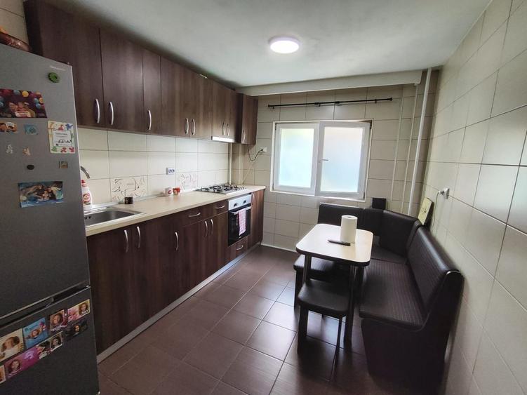 Apartament cu 3 camere decomandat, mobilat în Moșilor