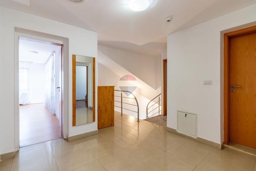 Casă individuală cu 8 camere cu Teren 440 Mp în Uverturii