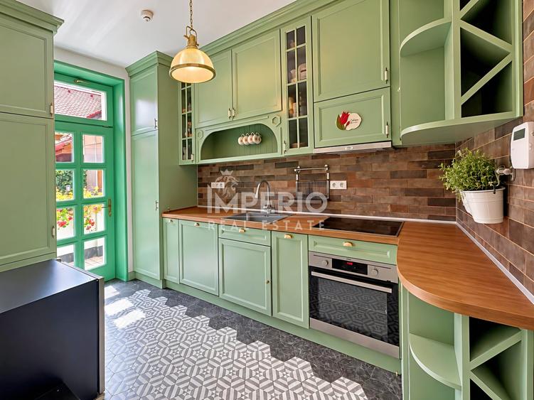 Apartament cu 3 camere semidecomandat, mobilat în Central