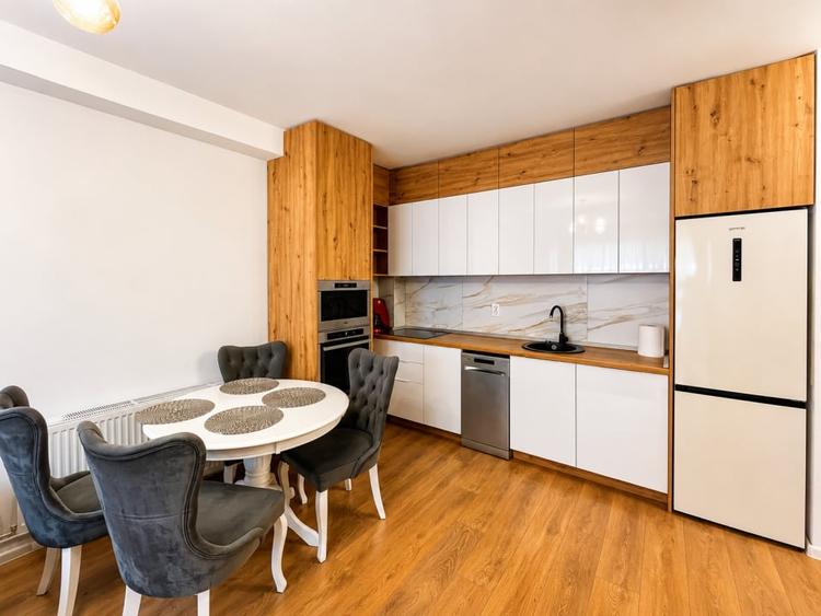 Apartament cu 3 camere decomandat, mobilat în Tractorul