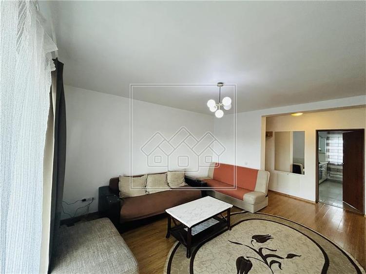 Apartament cu 3 camere decomandat în Șelimbăr