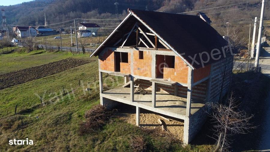 Casă cu 4 camere în Corbeni