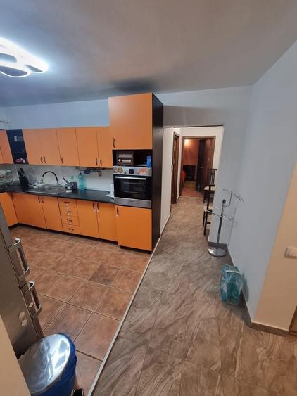 Apartament cu 3 camere decomandat, mobilat în Poarta 6