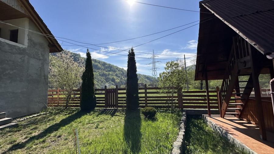 Casă cu 8 camere cu Teren 770 Mp în Lotrioara
