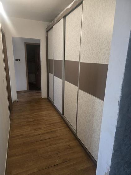 Apartament cu 3 camere decomandat în Titan
