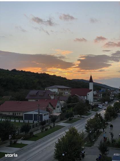 Apartament cu 3 camere decomandat, mobilat în Tomești