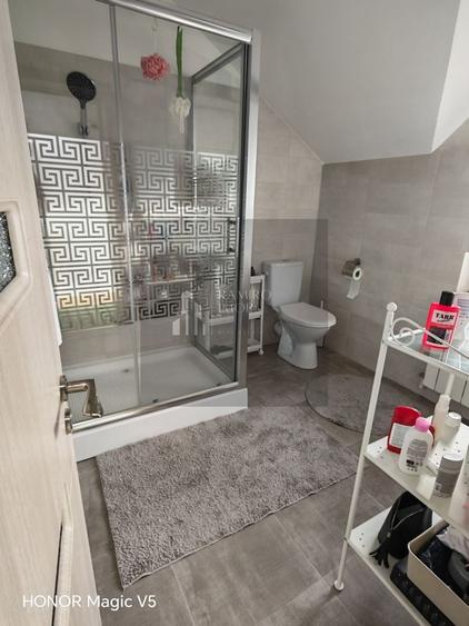 Casă individuală cu 5 camere cu Canalizare în Est
