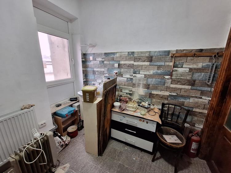 Apartament cu 4 camere decomandat în Calea Victoriei