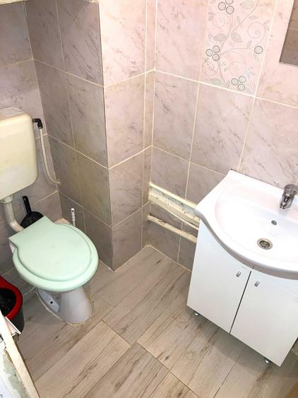 Apartament cu 3 camere semidecomandat în Rahova