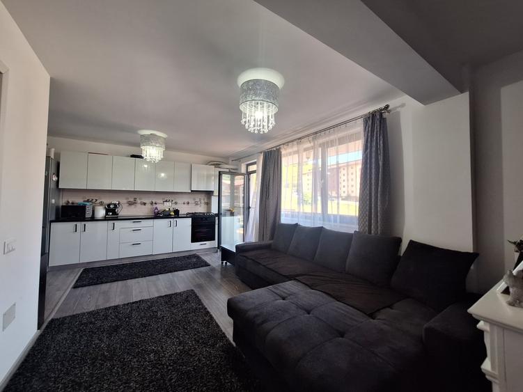 Apartament cu 3 camere semidecomandat, mobilat în Florești