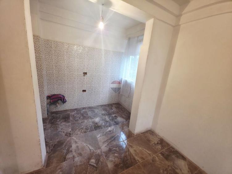 Apartament cu 3 camere decomandat în Săvinești