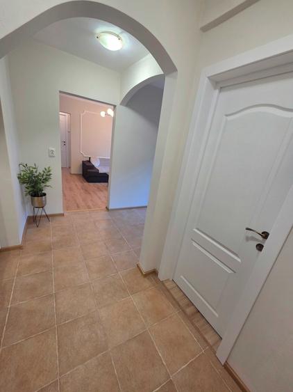 Apartament cu 3 camere semidecomandat în Rogerius