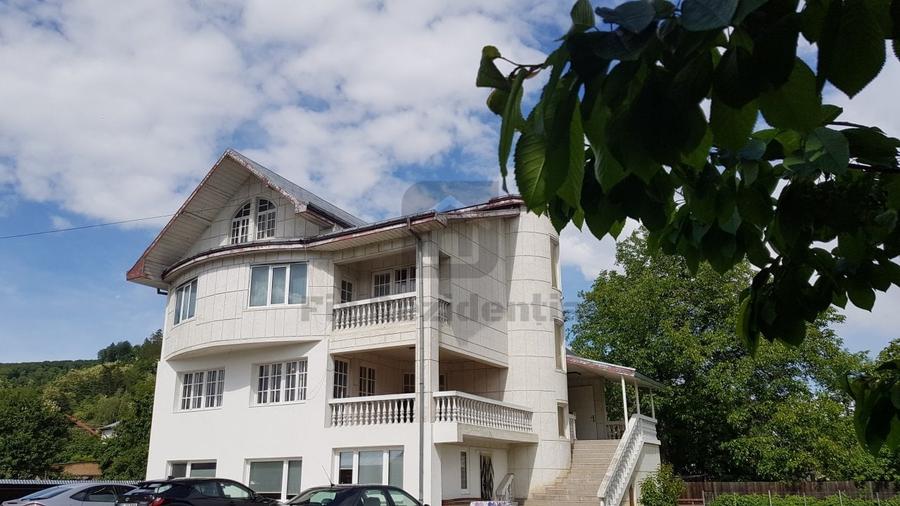 Casă individuală cu 9 camere cu Canalizare în Central