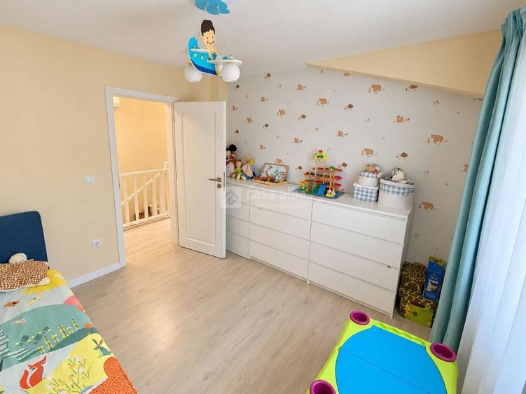 Duplex cu 4 camere cu Canalizare în Bucium