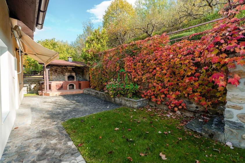Casă individuală cu 8 camere cu Garaj în Bârsești (Mihăești)