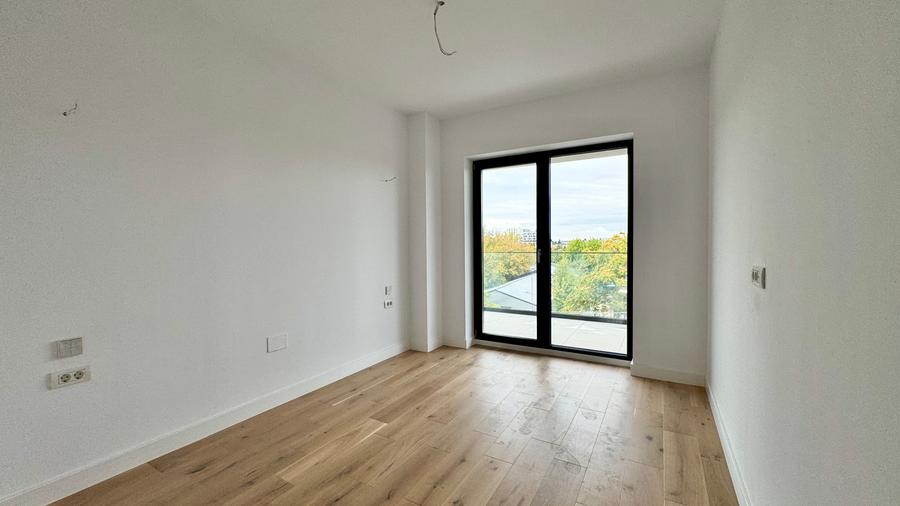 Apartament cu 3 camere semidecomandat în P-ta Presei Libere