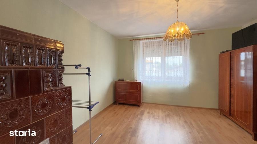 Casă cu 4 camere cu Teren 3405 Mp în Petrești