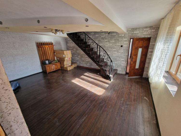 Casă cu 4 camere decomandat în Țicleni