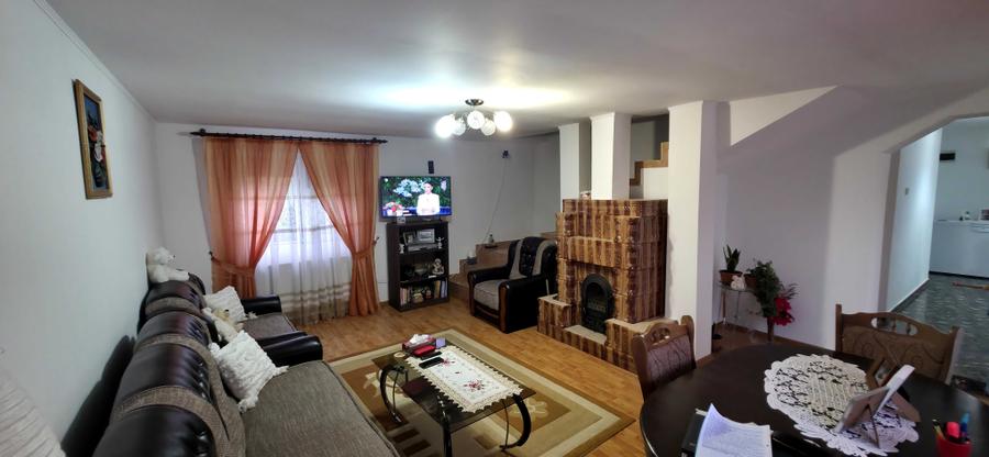 Casă cu 4 camere în Tomșani
