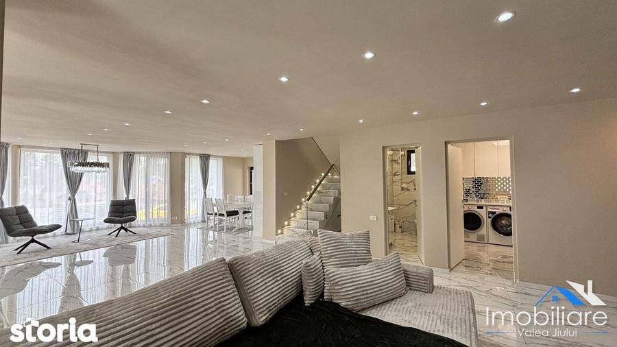 Casa / Pensiune exclusivista - Petrila (Bratianu) | 4 camere cu baie - 2