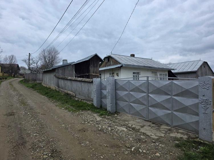 Vand casa cu sura, curte mare si gradina in Bosanci , Suceava - 1