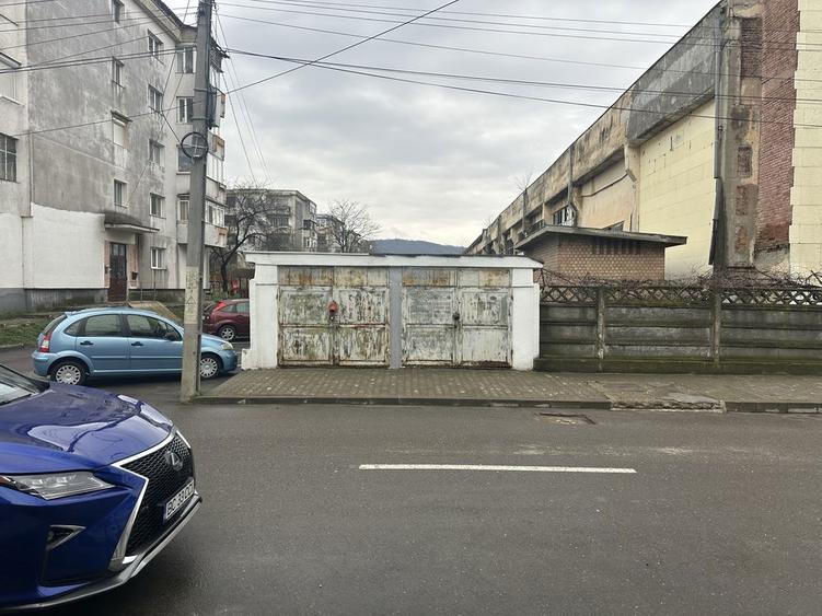 Teren intravilan + Constructie in Onesti str. Garii 250 mp - 1