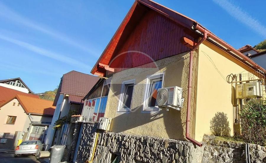 Casă individuală cu 3 camere cu Teren 150 Mp în Schei