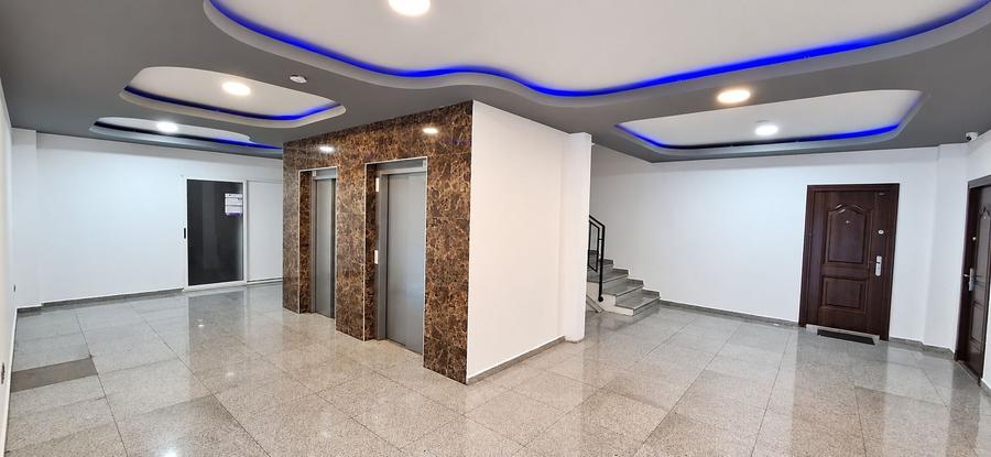 Apartament cu 3 camere semidecomandat în Tractorul