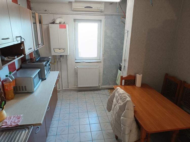 Inchiriez Apartament cu 3 camere - 8