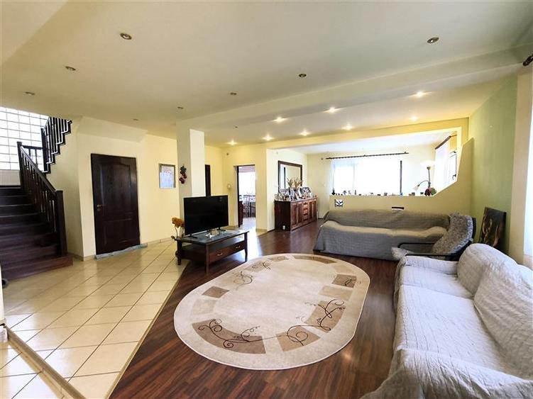 Casa cu 4 camere 2 bai curte spatioasa de inchiriat - 1