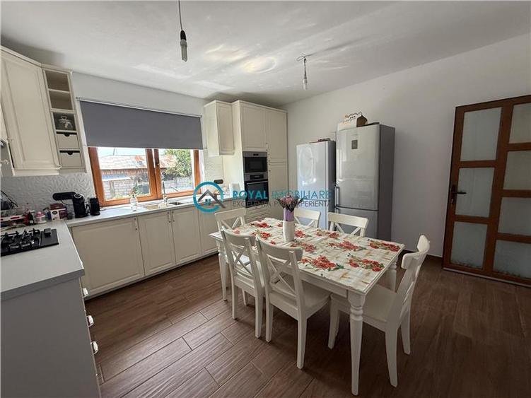 Casă individuală cu 5 camere cu Teren 3700 Mp în Central