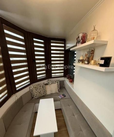 Apartament de vânzare cu 3 camere, zona Casa de Cultură