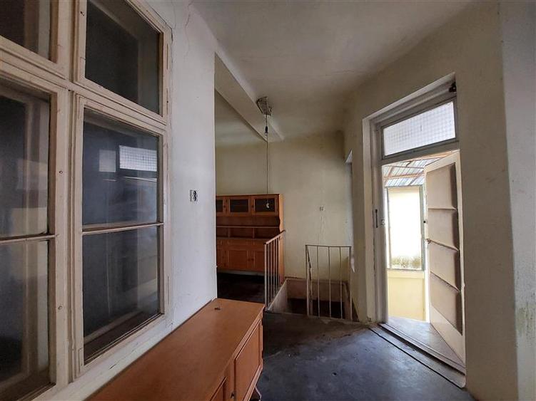 Casă cu 8 camere cu Canalizare în Central