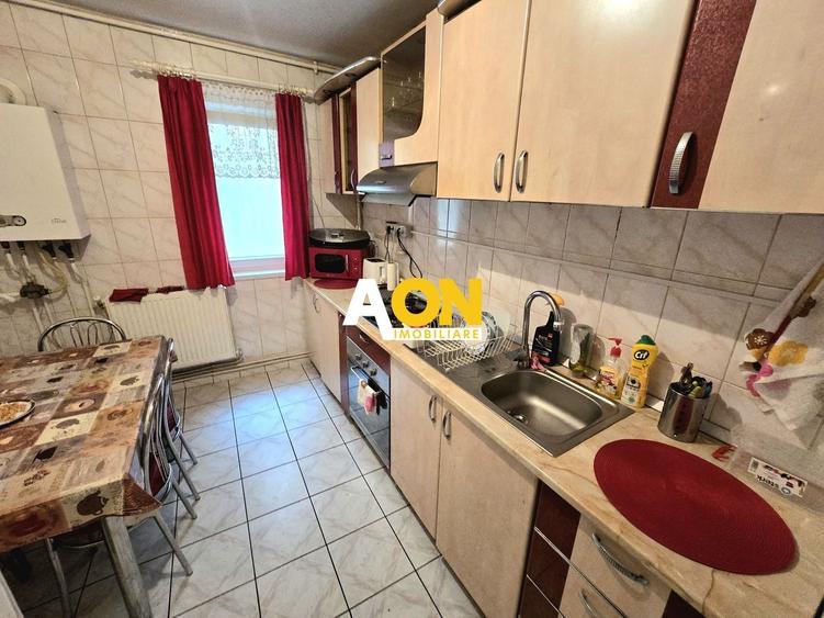 Apartament cu 3 camere decomandat, mobilat în Central