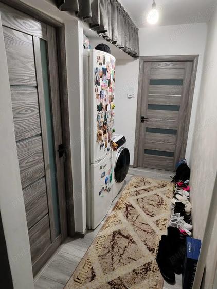 Apartament cu 3 camere semidecomandat în Craiovița Nouă