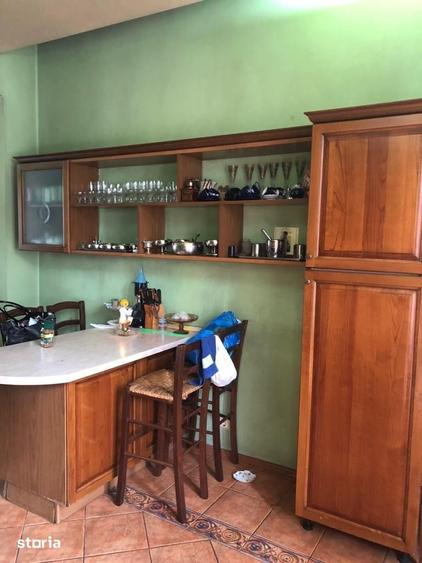 Casă cu 8 camere cu Teren 750 Mp în Central