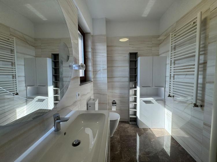 Apartament cu 3 camere semidecomandat în Băneasa